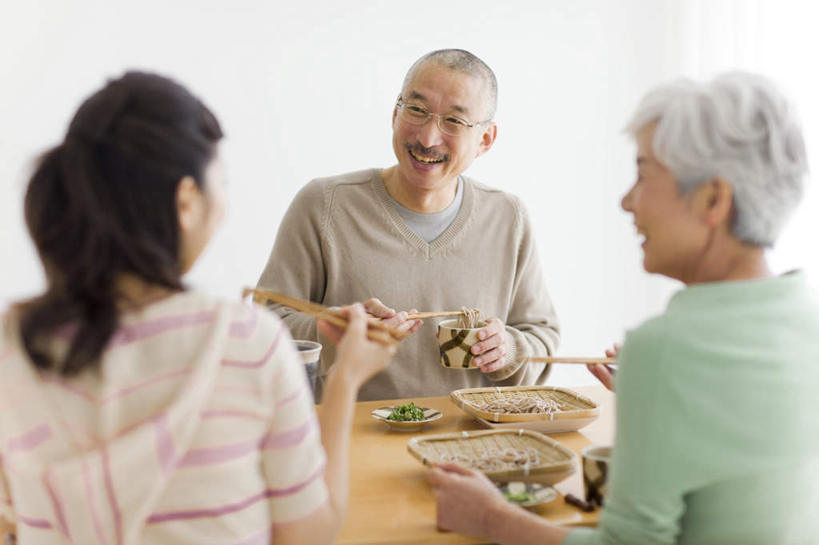 面食,面条,东方人,老年人,背部,三个人,家庭,夫妻,母亲,父亲,女儿,坐,横图,室内,白天,正面,爱情,烹饪,窗户,亚洲,阴影,服装,反射,眼镜,影子,面,日本料理,料理,食品,浪漫,注视,休闲装,黄种人,拉面,菜肴,美食,玻璃窗,相视,食物,衣服,日式料理,观察,看,休闲,日式,温暖,温馨,父女,母女,一家人,面对面,休闲服,恩爱,父爱,母爱,恋人,服饰,荞麦面,佳肴,观看,对视,和睦,察看,关注,相对,近视眼镜,相看,老年男性,老年女性,男人,男性,年轻女性,女人,女性,亚洲人,夫妇,情侣,坐着,半身,彩图,伴侣,融洽
