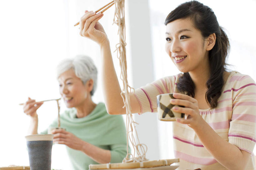 面食,面条,东方人,两个人,家庭,母亲,女儿,坐,横图,室内,白天,正面,窗户,筷子,餐具,亚洲,阴影,服装,反射,碟子,盘,影子,墙,面,拿,拿着,注视,休闲装,黄种人,文化,传统,拉面,玻璃窗,墙壁,墙面,衣服,黑色,盘子,碟,观察,看,休闲,温暖,温馨,母女,一家人,休闲服,母爱,服饰,荞麦面,观看,礼节,和睦,察看,关注,礼仪,老年女性,年轻女性,女人,女性,亚洲人,长发,进餐用具,坐着,半身,彩图,融洽