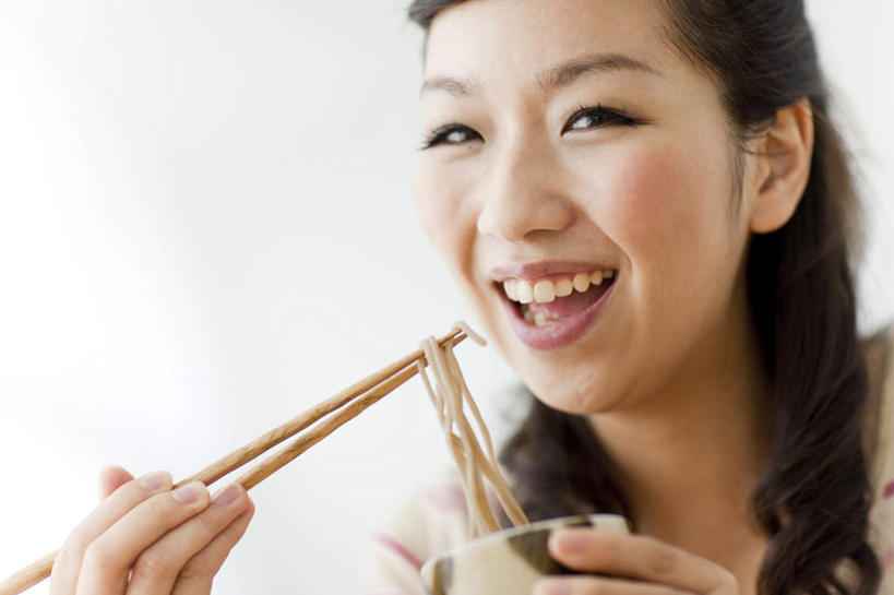 面食,面条,东方人,脸,头,脸颊,一个人,坐,横图,室内,特写,白天,正面,餐桌,窗户,筷子,桌子,餐具,亚洲,仅一个年轻女性,仅一个女性,仅一个人,阴影,服装,反射,影子,面,注视,休闲装,黄种人,文化,传统,拉面,玻璃窗,衣服,黑色,碗,观察,看,休闲,休闲服,服饰,荞麦面,餐台,观看,礼节,察看,关注,礼仪,年轻女性,女人,女性,亚洲人,头部,长发,脸部,脸蛋,面部,进餐用具,坐着,半身,彩图