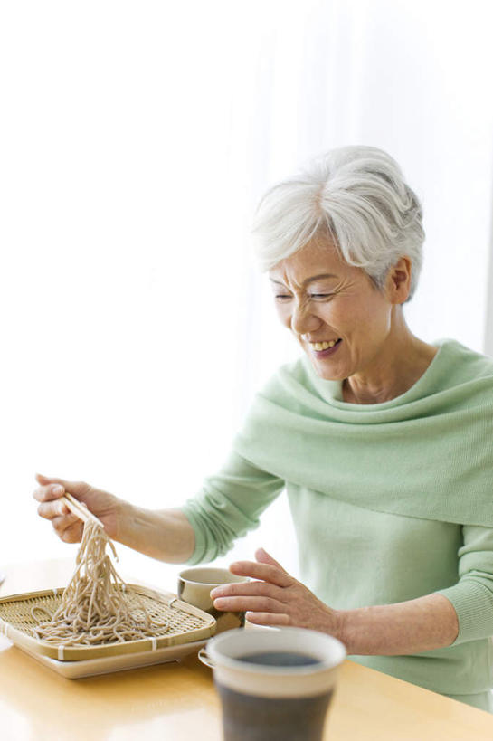 面食,面条,东方人,一个人,坐,竖图,室内,白天,正面,餐桌,窗户,筷子,桌子,餐具,亚洲,仅一个女性,仅一个人,阴影,服装,反射,影子,面,拿,拿着,注视,休闲装,黄种人,文化,传统,拉面,玻璃窗,衣服,碗,观察,看,休闲,休闲服,服饰,仅一个老年女性,荞麦面,餐台,观看,礼节,察看,关注,礼仪,老年女性,女人,女性,亚洲人,进餐用具,烹调用具,坐着,半身,彩图