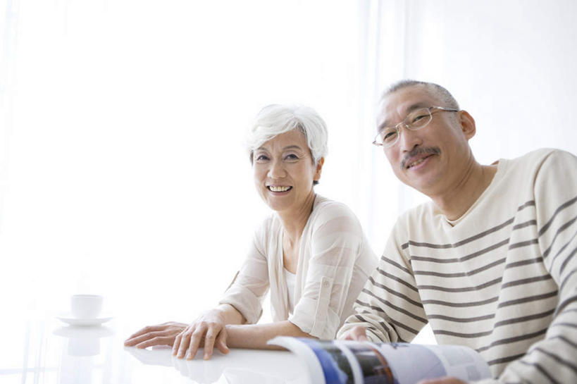 东方人,老年人,两个人,家庭,夫妻,坐,笑,微笑,露齿笑,横图,室内,白天,正面,爱情,阅读,窗户,杂志,亚洲,学习,阴影,条纹,服装,反射,眼镜,影子,墙,浪漫,拿,拿着,注视,休闲装,黄种人,玻璃窗,墙壁,墙面,衣服,观察,看,休闲,温暖,温馨,一家人,休闲服,恩爱,读书,浏览,恋人,服饰,观看,和睦,察看,关注,近视眼镜,老年男性,老年女性,男人,男性,女人,女性,亚洲人,夫妇,情侣,坐着,半身,彩图,伴侣,融洽