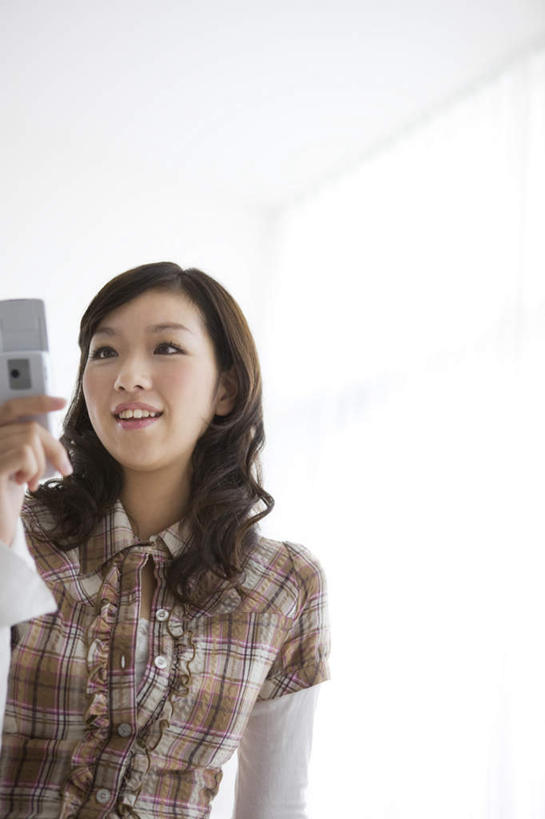 东方人,一个人,站,打电话,竖图,室内,白天,正面,衬衫,窗户,电话,手机,亚洲,仅一个年轻女性,仅一个女性,仅一个人,阴影,服装,反射,方格,格子,影子,墙,拿,拿着,注视,休闲装,黄种人,通讯设备,玻璃窗,墙壁,墙面,衣服,观察,看,站着,休闲,休闲服,服饰,观看,察看,黑丝,关注,交流,年轻女性,女人,女性,亚洲人,长发,沟通,通话,站立,半身,彩图,衬衣