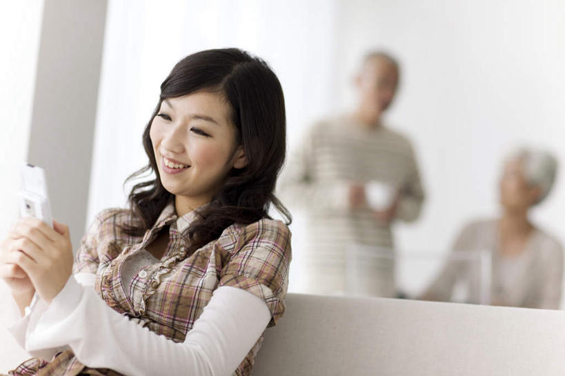 东方人,老年人,三个人,家庭,夫妻,母亲,父亲,女儿,站,坐,笑,打电话,微笑,露齿笑,横图,室内,白天,正面,爱情,窗户,沙发,电话,手机,亚洲,阴影,条纹,服装,朦胧,模糊,反射,眼镜,影子,浪漫,拿,拿着,注视,休闲装,黄种人,通讯设备,玻璃窗,衣服,观察,看,站着,休闲,温暖,温馨,父女,母女,一家人,休闲服,恩爱,父爱,母爱,恋人,服饰,观看,和睦,察看,关注,近视眼镜,交流,老年男性,老年女性,男人,男性,年轻女性,女人,女性,亚洲人,夫妇,情侣,沟通,通话,站立,坐着,半身,彩图,伴侣,融洽,皮沙发