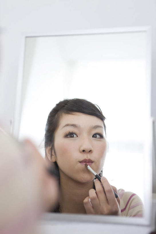 东方人,一个人,站,竖图,室内,特写,白天,化妆,美容,窗户,镜子,亚洲,仅一个年轻女性,仅一个女性,仅一个人,护肤,阴影,服装,反射,影子,墙,拿,拿着,注视,休闲装,黄种人,玻璃窗,墙壁,墙面,背面,衣服,黑色,口红,观察,看,站着,保养,享受,休闲,休闲服,放松,保健,服饰,观看,镜像,察看,镜面,关注,养颜,年轻女性,女人,女性,亚洲人,长发,站立,半身,彩图