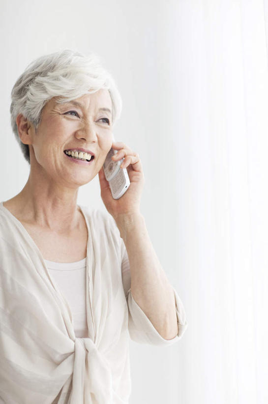 东方人,头发,一个人,站,笑,打电话,微笑,露齿笑,竖图,室内,白天,白色背景,正面,电话,手机,亚洲,仅一个女性,仅一个人,条纹,服装,墙,拿,拿着,注视,休闲装,黄种人,通讯设备,墙壁,墙面,衣服,白色,观察,看,站着,休闲,休闲服,摄影,服饰,仅一个老年女性,影棚,观看,察看,关注,交流,老年女性,女人,女性,亚洲人,沟通,通话,站立,半身,彩图,影棚拍摄,拍摄