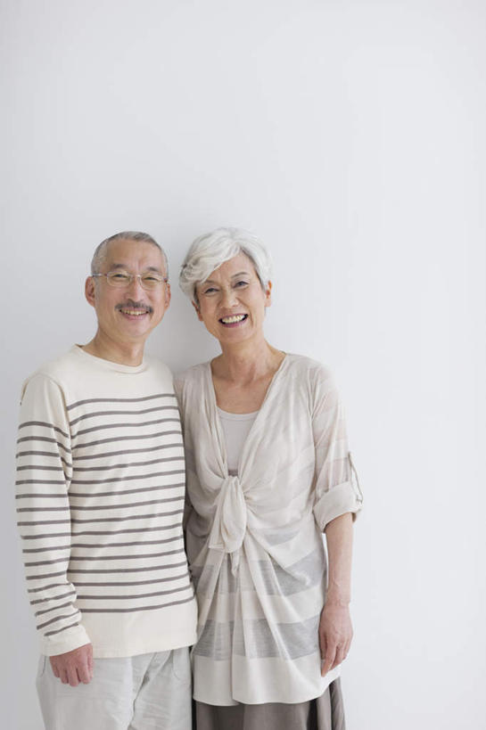 东方人,老年人,两个人,家庭,夫妻,站,笑,微笑,露齿笑,竖图,室内,白天,白色背景,正面,爱情,亚洲,条纹,服装,眼镜,墙,浪漫,注视,休闲装,黄种人,墙壁,墙面,衣服,观察,看,站着,休闲,温暖,温馨,一家人,休闲服,恩爱,恋人,摄影,服饰,影棚,观看,和睦,察看,关注,近视眼镜,老年男性,老年女性,男人,男性,女人,女性,亚洲人,夫妇,情侣,站立,半身,彩图,影棚拍摄,拍摄,伴侣,融洽