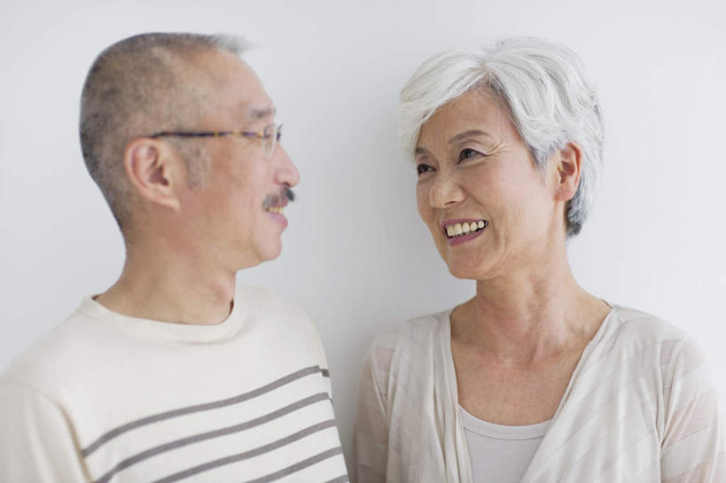 东方人,老年人,两个人,家庭,夫妻,站,笑,微笑,露齿笑,横图,室内,白天,白色背景,正面,爱情,亚洲,条纹,服装,眼镜,墙,浪漫,注视,休闲装,黄种人,墙壁,墙面,衣服,观察,看,站着,休闲,温暖,温馨,一家人,休闲服,恩爱,恋人,摄影,服饰,影棚,观看,和睦,察看,关注,近视眼镜,老年男性,老年女性,男人,男性,女人,女性,亚洲人,夫妇,情侣,站立,半身,彩图,影棚拍摄,拍摄,伴侣,融洽