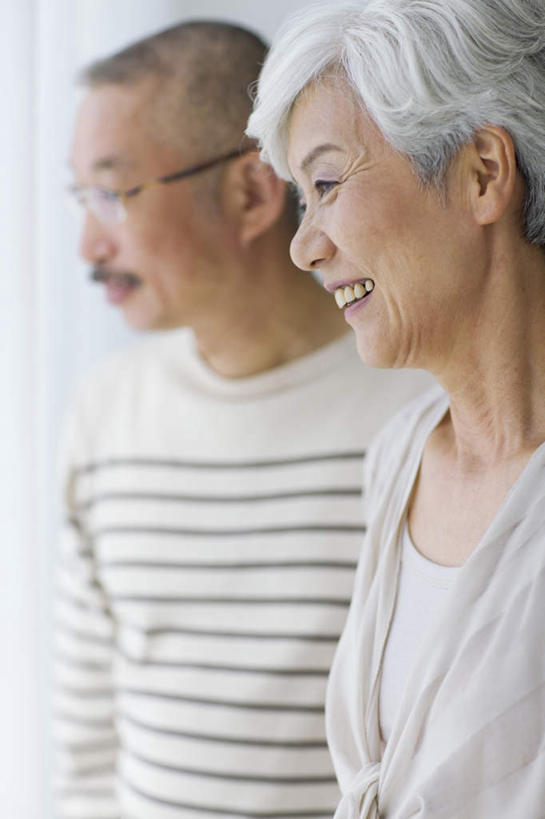 东方人,老年人,两个人,家庭,夫妻,站,笑,微笑,露齿笑,竖图,室内,白天,白色背景,正面,爱情,亚洲,条纹,服装,眼镜,墙,浪漫,注视,休闲装,黄种人,墙壁,墙面,衣服,观察,看,站着,休闲,温暖,温馨,一家人,休闲服,恩爱,恋人,摄影,服饰,影棚,观看,和睦,察看,关注,近视眼镜,老年男性,老年女性,男人,男性,女人,女性,亚洲人,夫妇,情侣,站立,半身,彩图,影棚拍摄,拍摄,伴侣,融洽