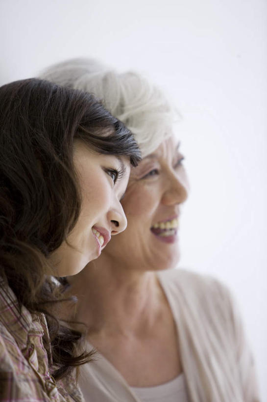 东方人,两个人,家庭,母亲,女儿,站,笑,微笑,露齿笑,竖图,室内,特写,白天,白色背景,侧面,亚洲,条纹,服装,墙,注视,休闲装,黄种人,墙壁,墙面,衣服,黑色,观察,看,站着,休闲,温暖,温馨,母女,一家人,休闲服,母爱,摄影,服饰,影棚,观看,和睦,察看,关注,老年女性,年轻女性,女人,女性,亚洲人,长发,站立,半身,彩图,影棚拍摄,拍摄,融洽