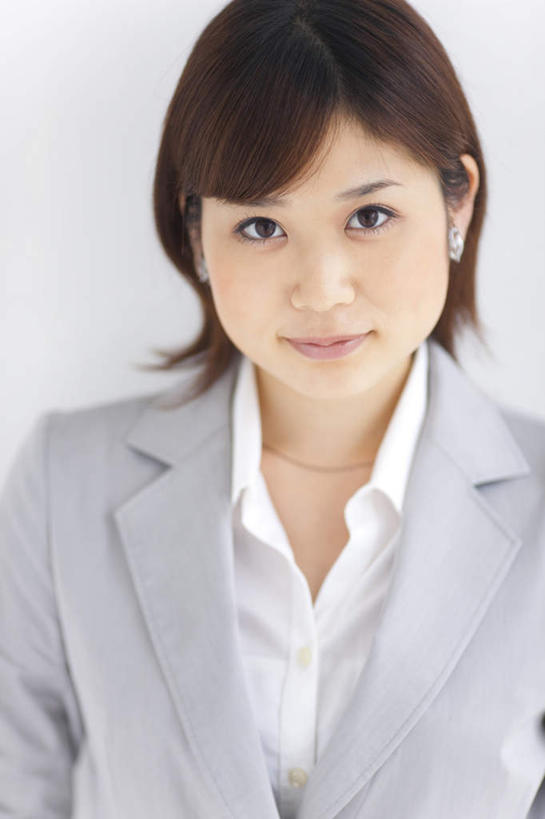 东方人,脸,头,脸颊,一个人,商务人士,商务女性,站,笑,微笑,露齿笑,竖图,室内,特写,白天,白色背景,正面,亚洲,仅一个年轻女性,仅一个女性,仅一个人,套装,棕色,注视,黄种人,观察,看,站着,摄影,影棚,观看,察看,关注,商务装,工薪阶层,年轻女性,女人,女性,亚洲人,头部,脸部,脸蛋,面部,白领,上班族,站立,半身,彩图,影棚拍摄,拍摄,短发