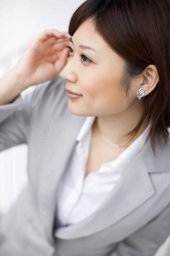 东方人,一个人,商务人士,商务女性,站,摸,竖图,俯视,室内,白天,亚洲,仅一个年轻女性,仅一个女性,仅一个人,抚摸,套装,棕色,注视,黄种人,观察,看,站着,观看,察看,关注,商务装,工薪阶层,年轻女性,女人,女性,亚洲人,白领,上班族,触摸,接触,站立,半身,彩图,高角度拍摄,短发