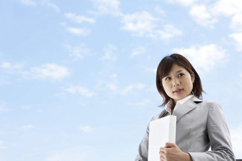 东方人,一个人,商务人士,商务女性,站,抱,横图,室外,白天,仰视,亚洲,仅一个年轻女性,仅一个女性,仅一个人,套装,材料,档案,文件,云,云朵,棕色,云彩,注视,黄种人,蓝色,白云,蓝天,天空,资料,天,观察,看,站着,晴朗,抱着,观看,察看,搂着,关注,文档,商务装,工薪阶层,年轻女性,女人,女性,亚洲人,白领,上班族,晴空,搂,搂抱,站立,半身,彩图,低角度拍摄,短发