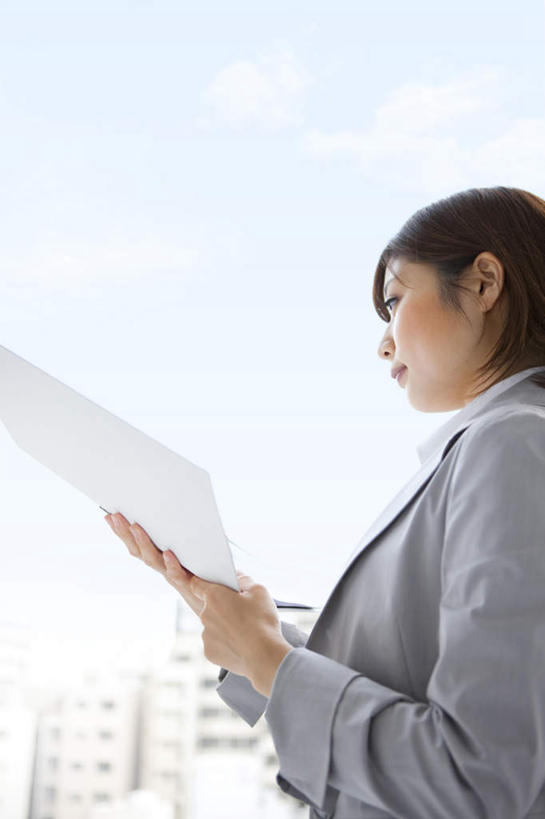 东方人,一个人,商务人士,商务女性,站,竖图,室外,白天,侧面,亚洲,仅一个年轻女性,仅一个女性,仅一个人,套装,材料,档案,文件,云,云朵,棕色,拿,云彩,拿着,注视,黄种人,蓝色,白云,蓝天,天空,资料,天,观察,看,站着,观看,察看,关注,文档,商务装,工薪阶层,年轻女性,女人,女性,亚洲人,白领,上班族,站立,半身,彩图,短发