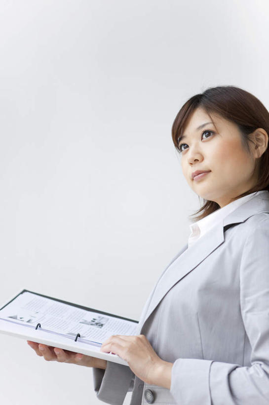 东方人,一个人,商务人士,商务女性,站,竖图,室内,白天,侧面,亚洲,仅一个年轻女性,仅一个女性,仅一个人,套装,材料,档案,文件,棕色,拿,拿着,注视,黄种人,资料,观察,看,站着,观看,察看,关注,文档,商务装,工薪阶层,年轻女性,女人,女性,亚洲人,白领,上班族,抬头,仰头,站立,半身,彩图,短发