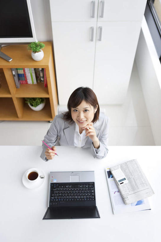 咖啡,东方人,一个人,商务人士,商务女性,坐,竖图,俯视,室内,白天,幸福,电脑,笔记本电脑,桌子,杯子,餐具,亚洲,仅一个年轻女性,仅一个女性,仅一个人,套装,网络,瓷器,碟子,盘,眼镜,办公桌,墙,棕色,咖啡杯,陶瓷制品,注视,黄种人,娱乐,通讯设备,墙壁,墙面,饮料,盘子,碟,观察,看,享受,休闲,温馨,放松,乐趣,观看,察看,提神,无线,舒适,关注,瓷杯,醒脑,通信设备,商务装,无线网络,近视眼镜,无线上网,便携式电脑,工薪阶层,软饮料,手提电脑,年轻女性,女人,女性,亚洲人,白领,上班族,抬头,仰头,坐着,半身,彩图,高角度拍摄,短发