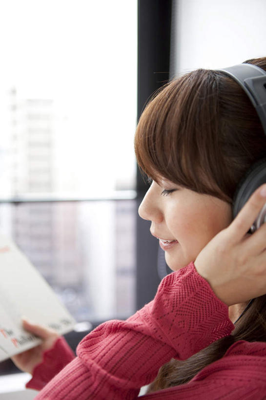 东方人,一个人,高楼大厦,坐,闭眼,摸,竖图,室内,白天,侧面,快乐,满意,幸福,办公楼,窗户,大厦,建筑,摩天大楼,写字楼,亚洲,仅一个年轻女性,仅一个女性,仅一个人,抚摸,阴影,服装,朦胧,模糊,反射,材料,档案,文件,影子,棕色,音响,音乐,拿,拿着,休闲装,黄种人,娱乐,玻璃窗,衣服,耳机,资料,楼宇,享受,休闲,休闲服,商务楼,放松,服饰,舒适,享乐,文档,年轻女性,女人,女性,亚洲人,长发,闭眼睛,闭着眼,闭着眼睛,触摸,接触,坐着,半身,彩图,大楼,高层建筑,高楼,摩天楼