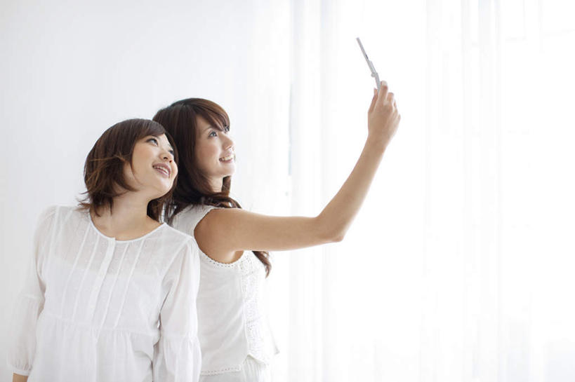 东方人,两个人,伙伴,朋友,站,举,打电话,横图,室内,白天,正面,友谊,窗帘,电话,手机,亚洲,服装,装饰,棕色,拿,拿着,注视,休闲装,黄种人,通讯设备,拍照,衣服,白色,帘子,观察,看,托,站着,休闲,休闲服,遮阳,摄影,服饰,观看,华丽,修饰,点缀,察看,关注,衬托,美观,雅致,雅观,交流,友情,年轻女性,女人,女性,亚洲人,长发,沟通,举起,举手,举着,通话,向上举,向上伸,向上托,站立,半身,彩图,照相