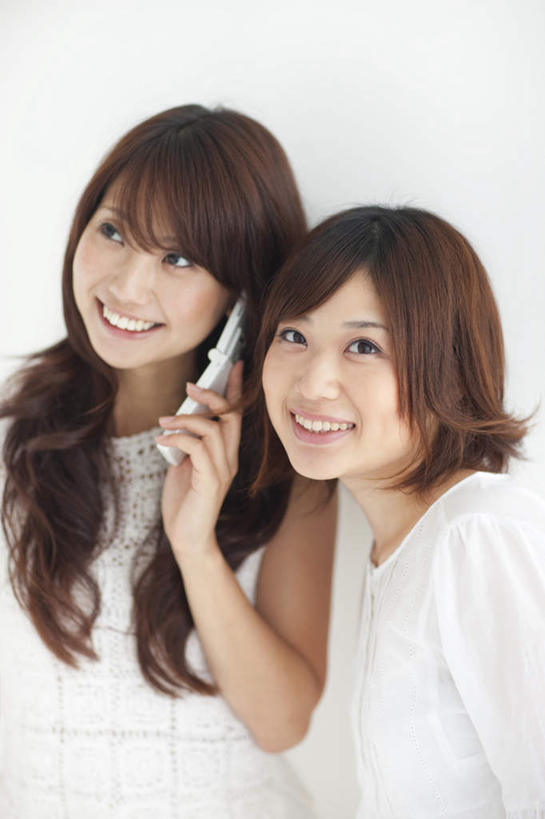 东方人,两个人,伙伴,朋友,站,笑,打电话,微笑,露齿笑,竖图,室内,白天,白色背景,正面,友谊,电话,手机,亚洲,服装,墙,棕色,拿,拿着,注视,休闲装,黄种人,通讯设备,墙壁,墙面,衣服,白色,观察,看,站着,休闲,休闲服,摄影,服饰,影棚,观看,察看,关注,交流,友情,年轻女性,女人,女性,亚洲人,长发,沟通,通话,站立,半身,彩图,影棚拍摄,拍摄