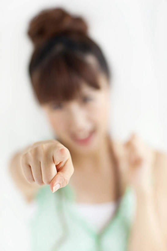 东方人,脸,头,脸颊,一个人,站,竖图,室内,特写,白天,白色背景,正面,亚洲,仅一个年轻女性,仅一个女性,仅一个人,指,服装,朦胧,模糊,棕色,注视,休闲装,黄种人,方向,衣服,绿色,观察,看,手势,站着,休闲,休闲服,摄影,服饰,影棚,观看,察看,指向,食指,关注,年轻女性,女人,女性,亚洲人,头部,长发,脸部,脸蛋,面部,站立,半身,彩图,影棚拍摄,拍摄