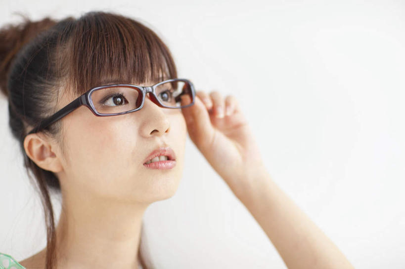 东方人,脸,头,脸颊,一个人,站,笑,微笑,横图,室内,特写,白天,白色背景,正面,亚洲,仅一个年轻女性,仅一个女性,仅一个人,服装,眼镜,棕色,拿,拿着,注视,休闲装,黄种人,衣服,绿色,观察,看,站着,休闲,休闲服,摄影,服饰,影棚,观看,察看,关注,近视眼镜,年轻女性,女人,女性,亚洲人,头部,长发,脸部,脸蛋,面部,抬头,仰头,站立,半身,彩图,影棚拍摄,拍摄