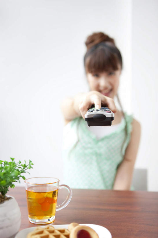 点心,东方人,一个人,坐,竖图,室内,白天,正面,幸福,植物,餐桌,茶,桌子,杯子,亚洲,仅一个年轻女性,仅一个女性,仅一个人,服装,盆栽,茶叶,食品,甜点,甜品,棕色,盆景,一杯,拿,拿着,注视,休闲装,黄种人,娱乐,玻璃制品,食物,糕点,衣服,绿色,自然,水杯,遥控器,甜食,观察,看,享受,休闲,温馨,休闲服,放松,乐趣,服饰,生长,成长,餐台,观看,察看,提神,舒适,关注,醒脑,年轻女性,女人,女性,亚洲人,长发,玻璃杯,坐着,半身,彩图