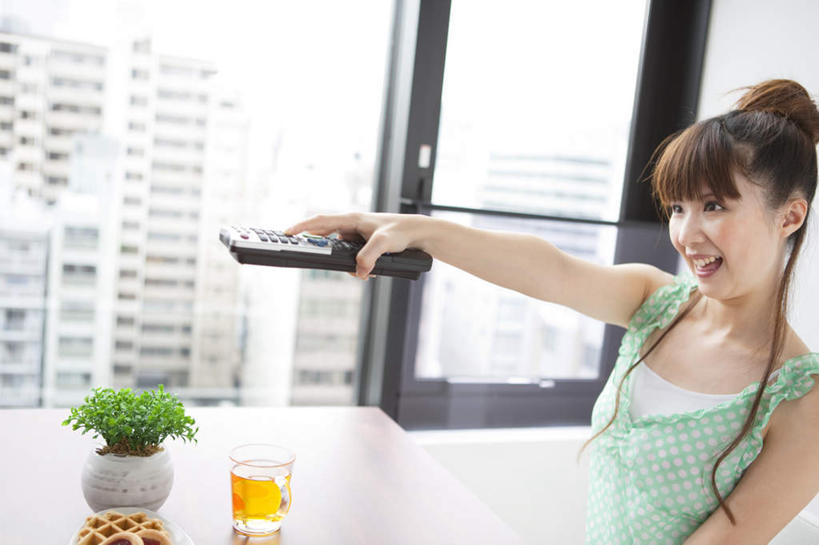 点心,东方人,一个人,客厅,坐,笑,微笑,露齿笑,横图,室内,白天,侧面,幸福,植物,餐桌,茶,窗户,桌子,杯子,亚洲,仅一个年轻女性,仅一个女性,仅一个人,阴影,服装,反射,盆栽,影子,茶叶,食品,甜点,甜品,棕色,盆景,一杯,拿,拿着,注视,休闲装,黄种人,娱乐,玻璃窗,玻璃制品,食物,糕点,衣服,绿色,自然,水杯,遥控器,甜食,观察,看,享受,休闲,温馨,休闲服,放松,乐趣,服饰,生长,成长,餐台,观看,察看,提神,起居室,舒适,关注,醒脑,年轻女性,女人,女性,亚洲人,长发,玻璃杯,坐着,半身,彩图