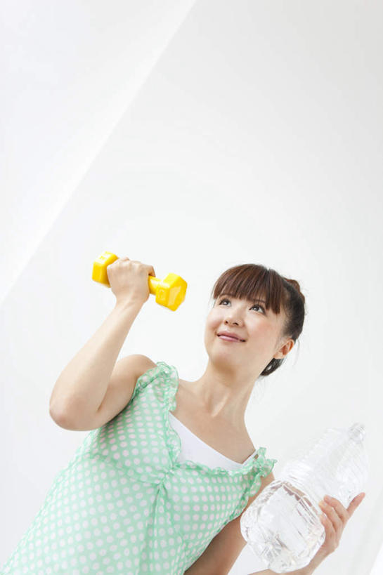 东方人,一个人,站,举,竖图,室内,白天,白色背景,仰视,锻炼,运动,哑铃,亚洲,仅一个年轻女性,仅一个女性,仅一个人,服装,墙,注视,休闲装,黄种人,运动器械,墙壁,墙面,两个,衣服,黄色,观察,看,托,站着,休闲,休闲服,健身器械,摄影,服饰,影棚,观看,察看,关注,健身器材,体育,年轻女性,女人,女性,亚洲人,举起,举手,举着,向上举,向上伸,向上托,站立,半身,彩图,低角度拍摄,影棚拍摄,健身,拍摄,运动器材