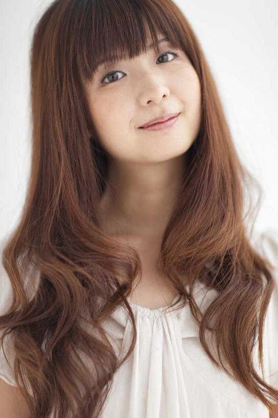 东方人,一个人,站,笑,微笑,竖图,室内,白天,白色背景,正面,亚洲,仅一个年轻女性,仅一个女性,仅一个人,服装,墙,棕色,注视,休闲装,黄种人,墙壁,墙面,衣服,白色,观察,看,站着,休闲,休闲服,摄影,服饰,影棚,观看,察看,关注,年轻女性,女人,女性,亚洲人,长发,卷发,站立,半身,彩图,影棚拍摄,拍摄