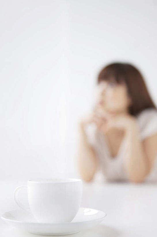 东方人,一个人,坐,双手交叉,竖图,室内,白天,白色背景,正面,桌面,桌子,杯子,餐具,亚洲,仅一个年轻女性,仅一个女性,仅一个人,服装,朦胧,模糊,木制,瓷器,碟子,盘,墙,棕色,咖啡杯,陶瓷制品,一杯,注视,休闲装,黄种人,墙壁,墙面,衣服,白色,盘子,木制品,碟,观察,看,休闲,休闲服,摄影,服饰,影棚,观看,察看,双手抱胸,关注,瓷杯,年轻女性,女人,女性,亚洲人,长发,卷发,坐着,半身,彩图,影棚拍摄,拍摄