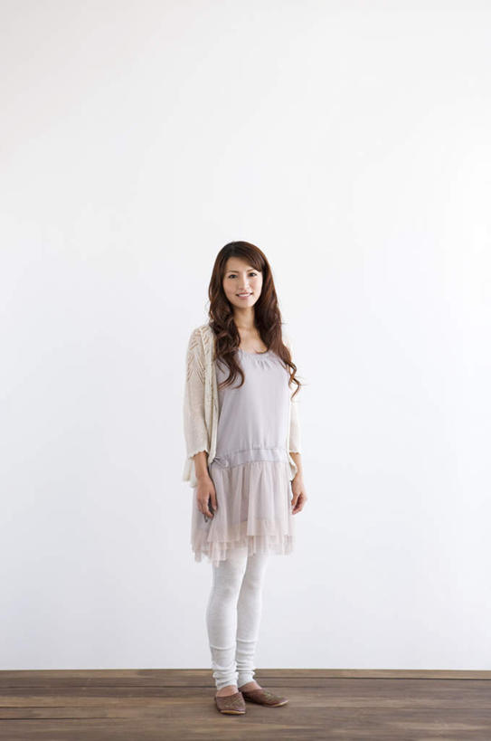 东方人,一个人,站,笑,微笑,露齿笑,竖图,室内,白天,正面,地板,亚洲,仅一个年轻女性,仅一个女性,仅一个人,服装,墙,棕色,地面,注视,休闲装,黄种人,木地板,墙壁,墙面,衣服,白色,观察,看,站着,休闲,休闲服,服饰,观看,察看,关注,年轻女性,女人,女性,亚洲人,长发,卷发,站立,彩图,全身