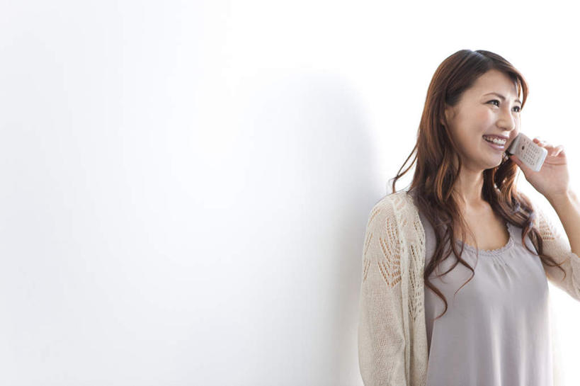 东方人,一个人,站,笑,打电话,微笑,露齿笑,横图,室内,白天,白色背景,正面,电话,手机,亚洲,仅一个年轻女性,仅一个女性,仅一个人,服装,棕色,拿,拿着,注视,休闲装,黄种人,通讯设备,衣服,白色,观察,看,站着,休闲,休闲服,摄影,服饰,影棚,观看,察看,关注,交流,年轻女性,女人,女性,亚洲人,长发,卷发,沟通,通话,站立,半身,彩图,影棚拍摄,拍摄