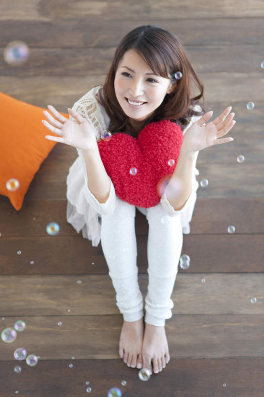 东方人,一个人,坐,伸展双臂,竖图,俯视,彩色,室内,白天,爱情,游戏,地板,靠垫,玩具,亚洲,仅一个年轻女性,仅一个女性,仅一个人,许多,服装,爱心,漂浮,透明,棕色,靠枕,地面,浪漫,玩,注视,休闲装,黄种人,娱乐,木地板,两个,衣服,红色,白色,泡泡,垫子,枕头,观察,看,休闲,温暖,温馨,心形,休闲服,橙色,恩爱,益智,服饰,观看,活动,和睦,察看,发泄,关注,消遣,智力,泡泡机,宣泄,飘拂,年轻女性,女人,女性,亚洲人,心型,长发,卷发,敞开双臂,伸开双臂,玩耍,嬉戏,展开双肩,张开手臂,张开双臂,坐着,彩图,高角度拍摄,全身,融洽