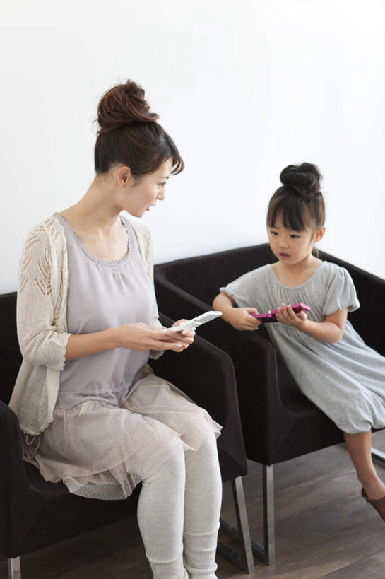 东方人,儿童,两个人,家庭,母亲,女儿,坐,打电话,竖图,室内,白天,正面,纯洁,沙发,电话,手机,亚洲,服装,墙,拿,拿着,注视,休闲装,黄种人,通讯设备,墙壁,墙面,小孩,衣服,黑色,观察,看,休闲,温暖,温馨,母女,一家人,休闲服,可爱,母爱,童年,童趣,服饰,观看,和睦,察看,关注,童真,烂漫,无邪,交流,天真,年轻女性,女孩,女人,女性,亚洲人,孩子,年轻人,长发,沟通,通话,坐着,半身,彩图,融洽,女生,皮沙发