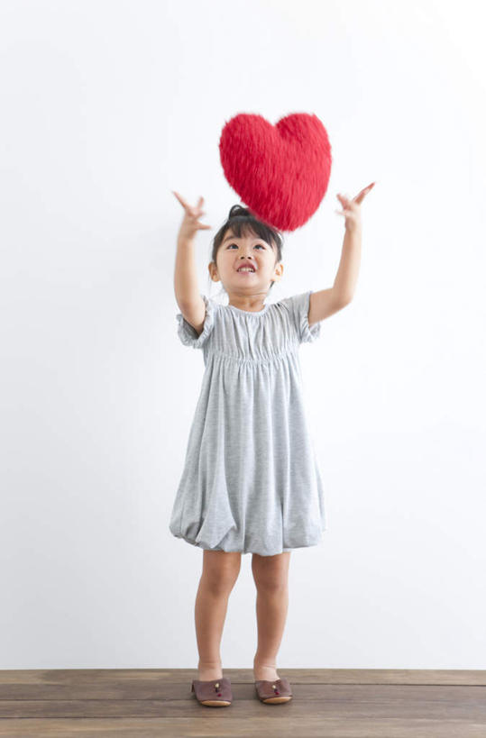 东方人,儿童,一个人,站,举,竖图,室内,白天,白色背景,正面,裙子,爱情,纯洁,地板,亚洲,仅一个女性,仅一个人,连衣裙,服装,爱心,墙,地面,浪漫,注视,休闲装,黄种人,木地板,墙壁,墙面,一个,小孩,衣服,红色,黑色,灰色,观察,看,托,站着,仅一个小孩,休闲,温暖,温馨,心形,休闲服,恩爱,可爱,童年,童趣,摄影,服饰,影棚,单个,观看,和睦,察看,关注,童真,烂漫,无邪,天真,女孩,女人,女性,亚洲人,孩子,心型,长发,举起,举手,举着,向上举,向上伸,向上托,站立,彩图,全身,影棚拍摄,拍摄,融洽,女生