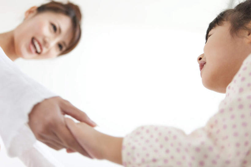 东方人,儿童,两个人,家庭,母亲,女儿,站,握手,横图,室内,特写,白天,白色背景,仰视,纯洁,亚洲,服装,朦胧,模糊,墙,注视,休闲装,黄种人,相视,墙壁,墙面,小孩,衣服,黑色,观察,看,站着,休闲,温暖,温馨,母女,一家人,面对面,休闲服,可爱,母爱,童年,童趣,摄影,服饰,影棚,观看,对视,和睦,察看,关注,相对,童真,烂漫,无邪,相看,天真,年轻女性,女孩,女人,女性,亚洲人,孩子,年轻人,长发,搀手,拉手,手拉手,手握手,站立,半身,彩图,低角度拍摄,影棚拍摄,拍摄,融洽,女生