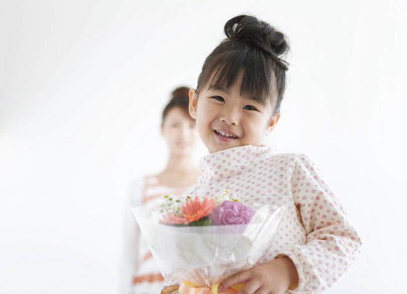 东方人,儿童,两个人,家庭,母亲,女儿,站,抱,横图,室内,白天,白色背景,侧面,快乐,幸福,纯洁,植物,叶子,亚洲,许多,服装,朦胧,模糊,盛开,墙,绿叶,非洲菊,玛格丽特,拿,拿着,注视,休闲装,黄种人,墙壁,墙面,雏菊,花,花瓣,花朵,花卉,鲜花,小孩,衣服,黑色,花蕊,观察,看,站着,休闲,温暖,温馨,母女,一家人,休闲服,嫩叶,菊花,活力,可爱,母爱,童年,童趣,摄影,服饰,影棚,抱着,观看,希望,和睦,察看,搂着,坚强,关注,和平,童真,烂漫,无邪,离别,延命菊,幸福花,扶郎花,灯盏花,千日菊,春菊,马兰头花,暗恋,纯情,单恋,天真,年轻女性,女孩,女人,女性,亚洲人,孩子,年轻人,长发,叶,叶片,搂,搂抱,站立,半身,彩图,影棚拍摄,愉快,拍摄,融洽,女生