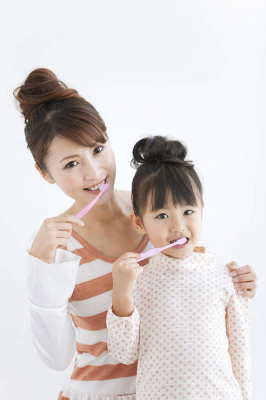 东方人,儿童,两个人,家庭,母亲,女儿,站,笑,微笑,露齿笑,竖图,室内,白天,白色背景,正面,纯洁,亚洲,条纹,服装,牙刷,墙,棕色,拿,拿着,注视,休闲装,黄种人,刷牙,墙壁,墙面,小孩,衣服,黑色,日用品,观察,看,清洁,站着,休闲,温暖,温馨,母女,一家人,休闲服,可爱,母爱,童年,童趣,摄影,服饰,影棚,洗漱用品,观看,和睦,察看,卫生,关注,童真,烂漫,无邪,天真,年轻女性,女孩,女人,女性,亚洲人,孩子,年轻人,长发,站立,半身,彩图,影棚拍摄,拍摄,融洽,女生