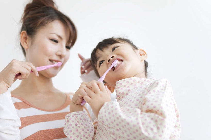 东方人,儿童,两个人,家庭,母亲,女儿,站,笑,微笑,露齿笑,横图,室内,白天,白色背景,仰视,纯洁,亚洲,条纹,服装,牙刷,墙,棕色,拿,拿着,注视,休闲装,黄种人,刷牙,墙壁,墙面,小孩,衣服,黑色,日用品,观察,看,清洁,站着,休闲,温暖,温馨,母女,一家人,休闲服,可爱,母爱,童年,童趣,摄影,服饰,影棚,洗漱用品,观看,和睦,察看,卫生,关注,童真,烂漫,无邪,天真,年轻女性,女孩,女人,女性,亚洲人,孩子,年轻人,长发,抬头,仰头,站立,半身,彩图,低角度拍摄,影棚拍摄,拍摄,融洽,女生