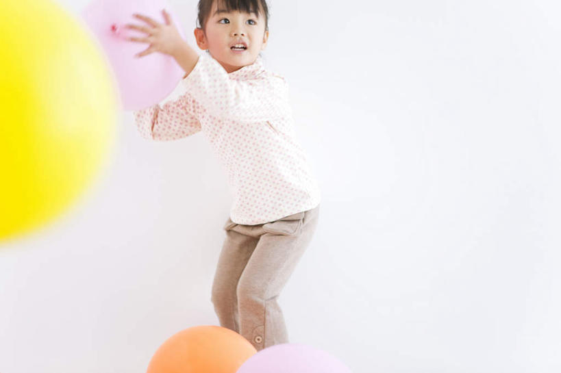 东方人,儿童,一个人,站,抱,横图,室内,白天,白色背景,正面,游戏,纯洁,玩具,亚洲,仅一个女性,仅一个人,许多,服装,塑料,墙,玩,注视,休闲装,黄种人,娱乐,墙壁,墙面,小孩,衣服,粉色,黄色,红色,气球,塑料制品,观察,看,站着,仅一个小孩,四个,休闲,休闲服,充气玩具,橡胶,可爱,童年,童趣,益智,摄影,服饰,影棚,抱着,观看,活动,察看,搂着,发泄,关注,消遣,智力,童真,橡胶制品,烂漫,无邪,宣泄,天真,女孩,女人,女性,亚洲人,孩子,搂,搂抱,玩耍,嬉戏,站立,半身,彩图,影棚拍摄,拍摄,女生