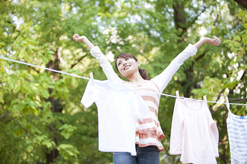东方人,一个人,家庭主妇,站,举,横图,室外,白天,仰视,家务,植物,亚洲,仅一个年轻女性,仅一个女性,仅一个人,一排,晾晒,悬挂,阴影,条纹,服装,劳动,朦胧,模糊,整齐,光线,木制,影子,棕色,注视,休闲装,黄种人,树,树木,排列,衣服,绿色,阳光,自然,夹子,木制品,绳子,观察,看,托,站着,休闲,休闲服,服饰,生长,成长,观看,绳索,察看,队列,关注,衣夹,年轻女性,女人,女性,亚洲人,长发,主妇,举起,举手,举着,向上举,向上伸,向上托,站立,半身,彩图,低角度拍摄