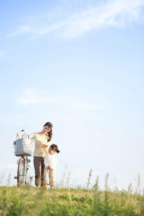 东方人,儿童,两个人,家庭,母亲,女儿,站,说,竖图,室外,白天,正面,讨论,纯洁,草地,草坪,植物,自行车,亚洲,服装,包,书包,注视,休闲装,黄种人,车,脚踏车,草,小孩,衣服,蓝色,绿色,黑色,蓝天,天空,背包,交通工具,天,低头,观察,看,站着,休闲,温暖,温馨,母女,一家人,休闲服,可爱,母爱,童年,童趣,服饰,观看,单肩包,和睦,察看,关注,载具,童真,烂漫,无邪,交流,天真,年轻女性,女孩,女人,女性,亚洲人,孩子,年轻人,长发,沟通,讲话,交谈,商讨,说话,谈话,站立,彩图,全身,融洽,女生