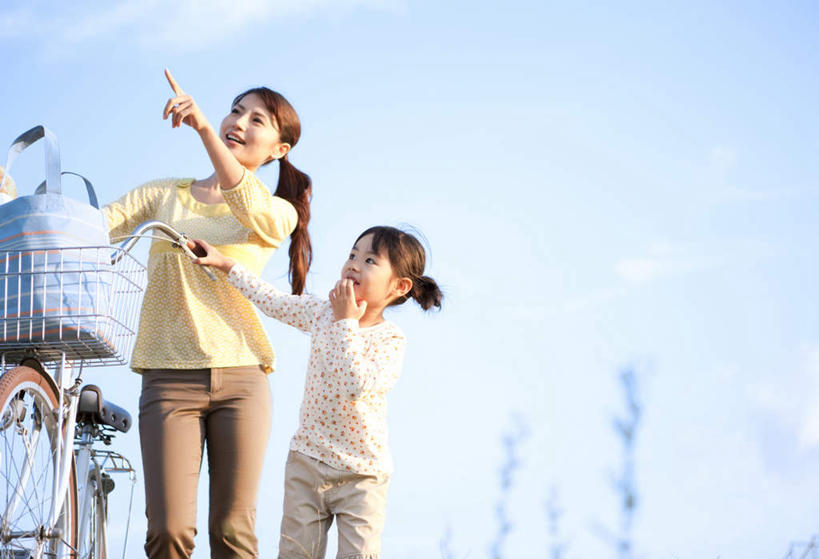 东方人,儿童,两个人,家庭,母亲,女儿,站,横图,室外,白天,仰视,纯洁,草地,草坪,植物,自行车,亚洲,指,阴影,服装,朦胧,模糊,光线,影子,注视,休闲装,黄种人,方向,车,脚踏车,草,小孩,衣服,蓝色,绿色,黑色,蓝天,天空,阳光,交通工具,天,观察,看,手势,站着,休闲,温暖,温馨,母女,一家人,休闲服,可爱,母爱,童年,童趣,服饰,观看,和睦,察看,指向,食指,关注,载具,童真,烂漫,无邪,天真,年轻女性,女孩,女人,女性,亚洲人,孩子,年轻人,长发,抬头,仰头,站立,半身,彩图,低角度拍摄,融洽,女生