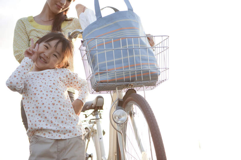 东方人,儿童,两个人,家庭,母亲,女儿,站,横图,室外,白天,仰视,购物,快乐,兴奋,纯洁,骄傲,成功,胜利,消费,袋子,亚洲,阴影,服装,环保,光线,包装袋,影子,云,云朵,购物袋,云彩,注视,休闲装,黄种人,小孩,衣服,蓝色,黑色,白云,蓝天,天空,阳光,环保袋,天,观察,看,手势,站着,休闲,温暖,温馨,母女,一家人,休闲服,可爱,母爱,童年,童趣,自信,金融,服饰,观看,回收,和睦,资源,察看,购买,关注,贸易,利用,童真,低碳,烂漫,无邪,循环,天真,年轻女性,女孩,女人,女性,亚洲人,孩子,年轻人,长发,站立,半身,彩图,低角度拍摄,欢乐,开心,融洽,女生