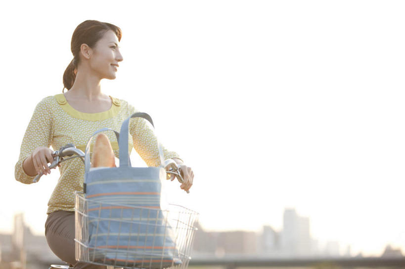 东方人,一个人,家,坐,笑,微笑,露齿笑,横图,室外,白天,正面,购物,消费,草地,草坪,植物,自行车,袋子,亚洲,仅一个年轻女性,仅一个女性,仅一个人,一辆,服装,环保,包装袋,房屋,屋子,云,云朵,购物袋,云彩,注视,休闲装,黄种人,楼房,住宅,车,脚踏车,草,衣服,蓝色,绿色,黑色,白云,蓝天,天空,环保袋,交通工具,天,观察,看,骑车,休闲,休闲服,金融,服饰,晴朗,观看,回收,资源,察看,购买,关注,载具,贸易,利用,低碳,循环,年轻女性,女人,女性,亚洲人,晴空,坐着,半身,彩图,房子