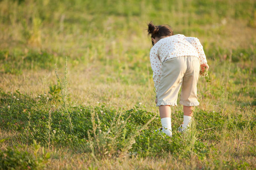 东方人,儿童,一个人,站,横图,室外,白天,纯洁,草地,草坪,美景,植物,亚洲,仅一个女性,仅一个人,弯腰,阴影,服装,光线,影子,景观,注视,休闲装,黄种人,草,小孩,背面,衣服,绿色,黑色,阳光,自然,观察,看,站着,仅一个小孩,休闲,休闲服,景色,可爱,童年,童趣,服饰,观看,察看,关注,自然风光,童真,烂漫,无邪,弯身,天真,女孩,女人,女性,亚洲人,孩子,长发,站立,彩图,全身,女生