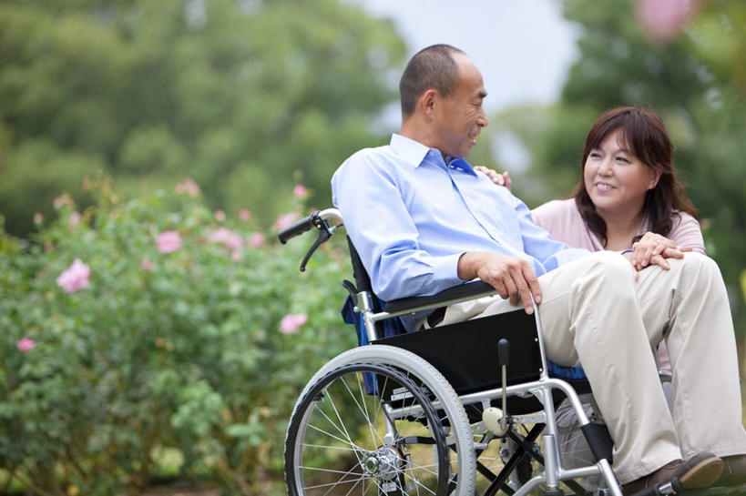 东方人,中年人,两个人,家庭,夫妻,站,坐,横图,室外,白天,正面,爱情,植物,亚洲,服装,朦胧,模糊,工具,棕色,浪漫,注视,休闲装,黄种人,树,树木,衣服,绿色,自然,轮椅,复健,观察,看,站着,休闲,康复,温暖,温馨,一家人,休闲服,器械,恩爱,恋人,服饰,生长,成长,拐杖,观看,手杖,和睦,察看,医疗设备,关注,医疗器械,医疗工具,辅助设备,男人,男性,女人,女性,中年男性,中年女性,亚洲人,长发,夫妇,情侣,站立,坐着,半身,彩图,伴侣,融洽