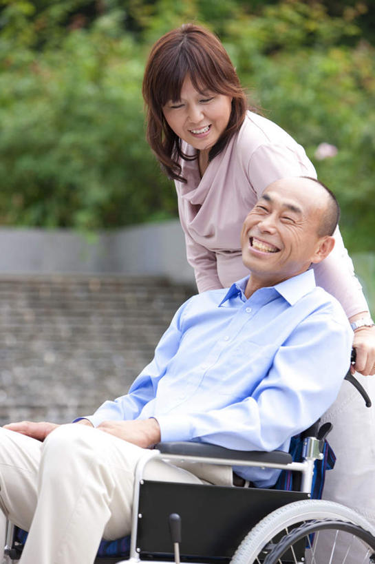 东方人,中年人,两个人,家庭,夫妻,站,坐,竖图,室外,白天,正面,衬衫,爱情,植物,亚洲,服装,工具,棕色,浪漫,注视,休闲装,黄种人,树,树木,衣服,绿色,自然,轮椅,复健,观察,看,站着,休闲,康复,温暖,温馨,一家人,休闲服,器械,恩爱,恋人,服饰,生长,成长,观看,和睦,察看,医疗设备,关注,医疗器械,医疗工具,辅助设备,男人,男性,女人,女性,中年男性,中年女性,亚洲人,长发,夫妇,情侣,站立,坐着,半身,彩图,衬衣,伴侣,融洽