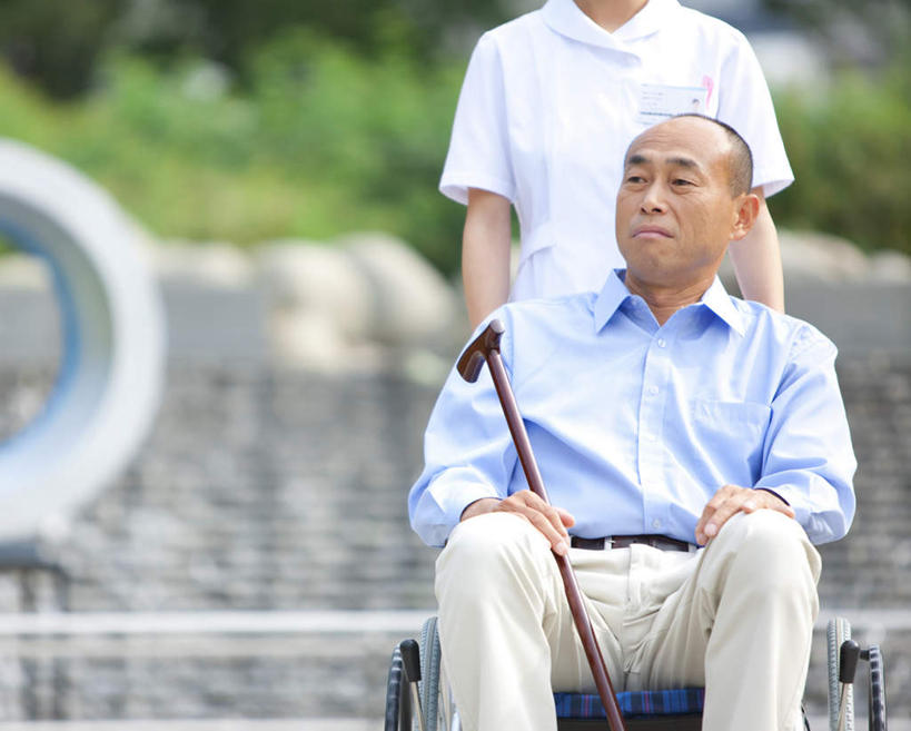 东方人,两个人,病人,护士,站,横图,室外,白天,正面,工作服,衬衫,制服,道路,路,公路,亚洲,服装,朦胧,模糊,工具,交通,注视,休闲装,黄种人,衣服,蓝色,黑色,轮椅,复健,观察,看,站着,休闲,康复,休闲服,器械,服饰,观看,察看,医疗设备,白衣天使,关注,医疗器械,医疗工具,辅助设备,工作制服,男人,男性,年轻女性,女人,女性,中年男性,亚洲人,长发,患者,就医者,马路,站立,半身,彩图,衬衣,工作套服