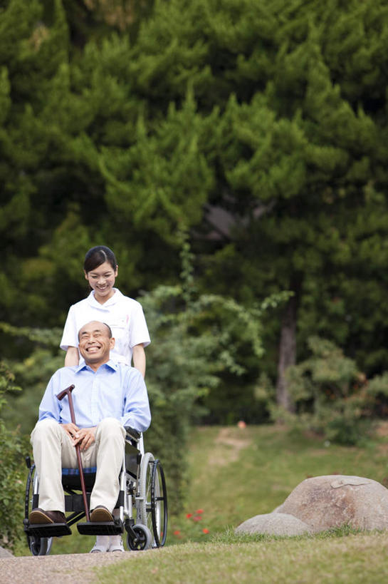 东方人,两个人,病人,护士,站,坐,走,笑,微笑,露齿笑,竖图,室外,白天,正面,工作服,衬衫,制服,草地,草坪,植物,亚洲,握,服装,工具,注视,休闲装,黄种人,草,树,树木,衣服,蓝色,绿色,黑色,自然,轮椅,复健,观察,看,站着,休闲,康复,休闲服,器械,握着,服饰,生长,成长,拐杖,观看,手杖,察看,医疗设备,白衣天使,关注,医疗器械,医疗工具,辅助设备,工作制服,男人,男性,年轻女性,女人,女性,中年男性,亚洲人,长发,患者,就医者,步行,散步,站立,走路,坐着,彩图,全身,衬衣,工作套服