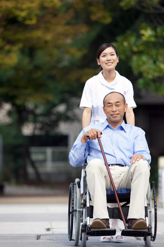 东方人,两个人,病人,护士,站,坐,笑,微笑,露齿笑,竖图,室外,白天,正面,工作服,衬衫,制服,亚洲,握,服装,工具,注视,休闲装,黄种人,衣服,蓝色,黑色,轮椅,复健,观察,看,站着,休闲,康复,休闲服,器械,握着,服饰,拐杖,观看,手杖,察看,医疗设备,白衣天使,关注,医疗器械,医疗工具,辅助设备,工作制服,男人,男性,年轻女性,女人,女性,中年男性,亚洲人,长发,患者,就医者,站立,坐着,彩图,全身,衬衣,工作套服